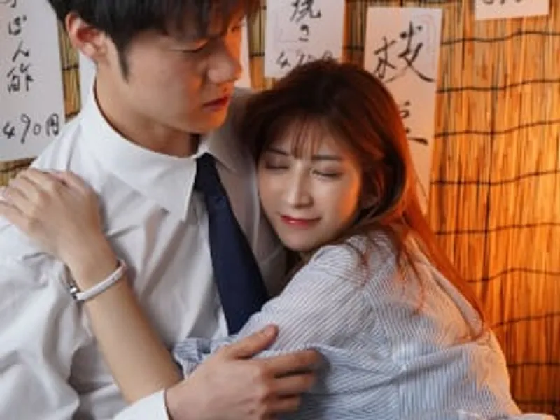 Chim anh to em đang căng hết cỡ bướm ra mà anh cứ vỗ mông em